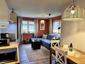 Blick in den Wohnbereich mit Esstisch und Sofaecke
