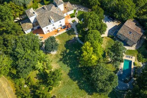 Villa Fézembat con piscina natural y gran parque arbolado