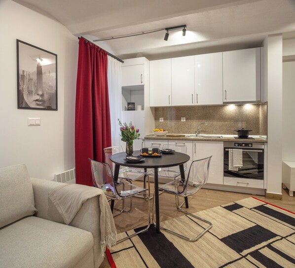 Living room+dining area