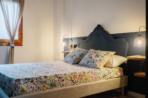 Habitació 2 - llit i mesites