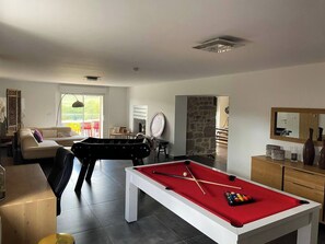 * Salon 1 – Cheminée, baby-foot, billard, bureau (1)
