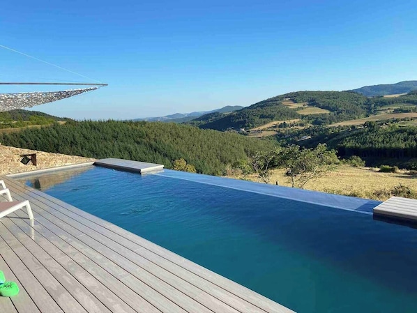 * Piscine à débordement chauffée avec vue & accès privé avec portail télécommandé