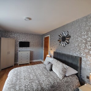 Deluxe Bedroom P1