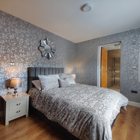 Deluxe Bedroom P1