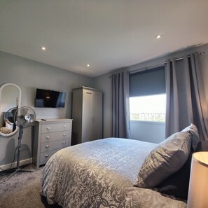 Deluxe Bedroom P2