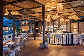 Pier 2 Lounge and Bar