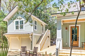STUNNING NEW HOME AMONG THE LIVE OAKS