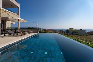 Private, heated infinity pool (8 x 4 m) with hydromassage & eco filtratio
