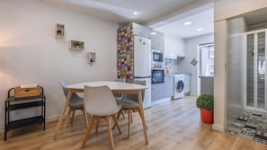 Open-concept kitchen seamlessly connected to the dining area for easy living and entertaining. #Portugal #PT #Lisbon #midtermrental #apartmentliving