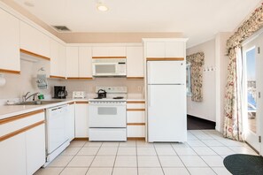 Keep things simple and relaxed in a bright, functional space where morning coffee flows into easy afternoons.