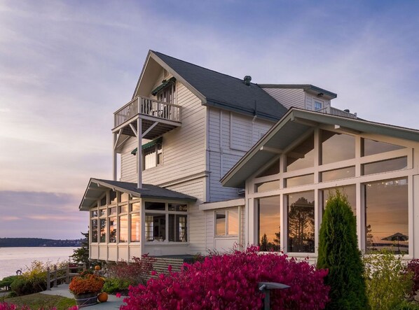 Feel instantly at ease as soft evening light washes over this tranquil coastal retreat.
