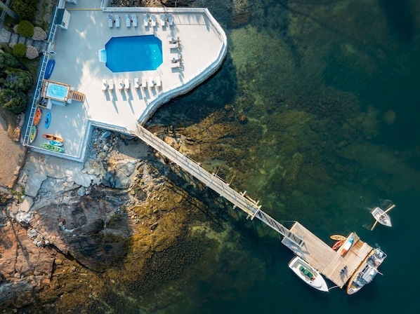 Set above the shoreline, this peaceful retreat blends salty breezes, open skies, and endless water views.