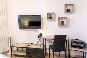 Le coin bureau - multimédia réunit dans un même espace une Smart TV HD 40' avec Netflix, un espace pour votre ordinateur, vous n'aurez aucune raison de vous ennuyer s'il pleut !