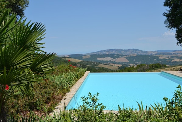 Podere Palazzone - Toscana Autentica. Infinity Pool über den Hügeln der Toskana.