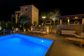 Infinity Pool Corner – Tranquil Shared Space with Natural Backdrop