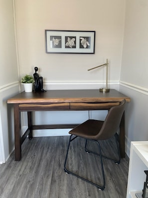 Desk (in bedroom)