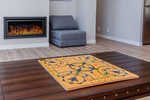 Living room (with sofa-bed and gas fireplace) (3)