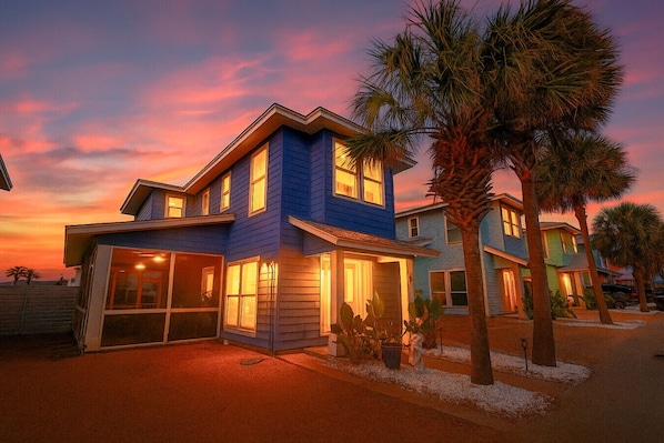 Beachy cottage, steps to beach