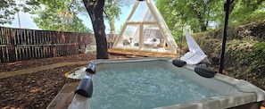 Outdoor spa tub