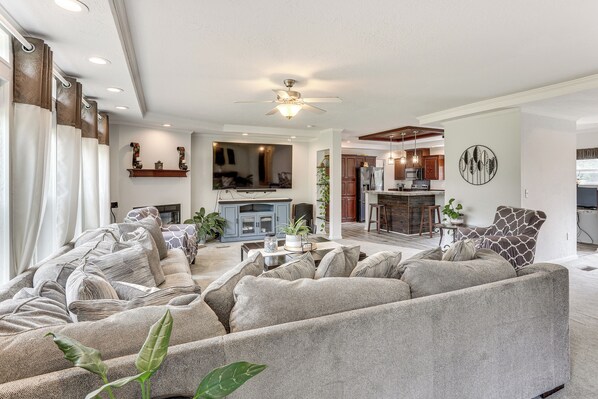 Nacogdoches Vacation Rental | 4BR | 3BA | 2,500 Sq Ft | 7 Steps to Enter