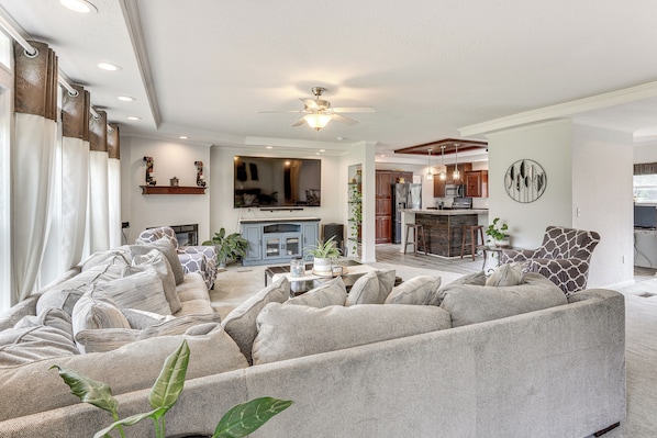 Nacogdoches Vacation Rental | 4BR | 3BA | 2,500 Sq Ft | 7 Steps to Enter