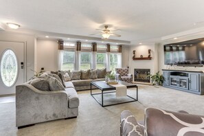 Living Room | Free WiFi | Central Heating & A/C | Smart TV