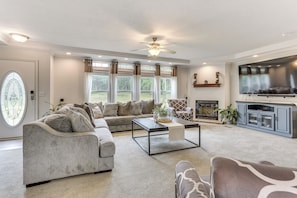 Living Room | Free WiFi | Central Heating & A/C | Smart TV