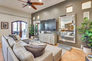 Living Room | 1st Floor | Gas Fireplace | Smart TV | Free WiFi