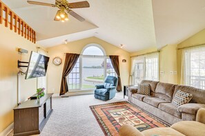 Living Room | Smart TV | Water Views | Central Air Conditioning