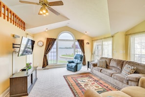 Living Room | Smart TV | Water Views | Central Air Conditioning