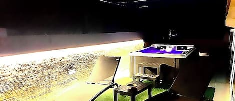 Indoor spa tub