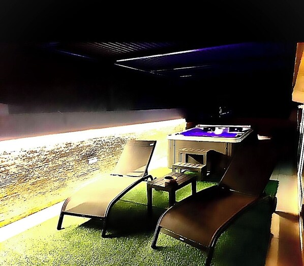 Indoor spa tub