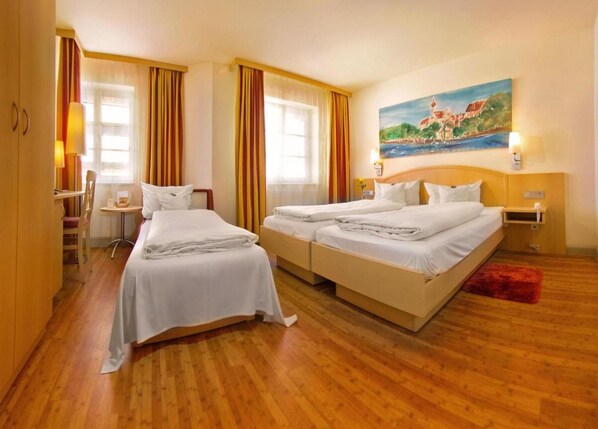 Dreibettzimmer Superior mit Dusche und WC-Zimmeransicht