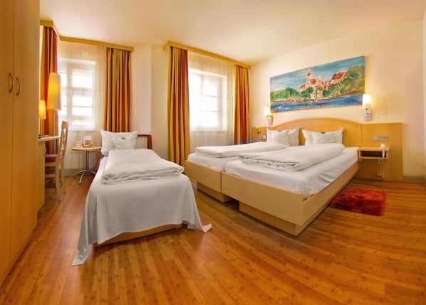 Dreibettzimmer Superior mit Dusche und WC-Zimmeransicht