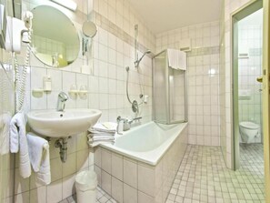 Dreibettzimmer Superior mit Dusche und WC-Badezimmer