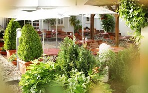 Hotel Gasthof zum Ochsen, (Ehingen), LHS 13432 Neu-Garten/Terrasse