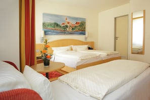Dreibettzimmer Superior mit Dusche und WC-Dreibettzimmer Superior
