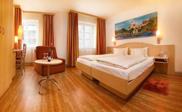 Doppelzimmer Superior mit Dusche und WC-Zimmeransicht