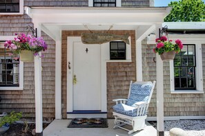 The Captain's Quarters front entry