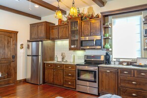 Enjoy the convenience of a fully equipped kitchen, perfect for cooking your favorite meals during your stay. Whether you're preparing a quick breakfast or a gourmet dinner, you'll find everything you need right at your fingertips.

