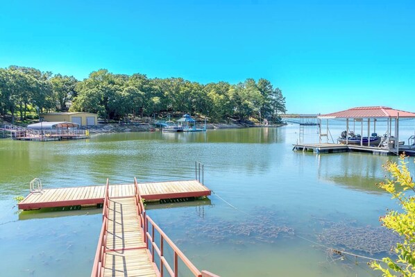 Wake up to breathtaking lake views and serenity right from your doorstep – your perfect getaway awaits!

