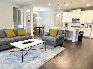 Cozy and inviting! 🌟 Relax in this beautifully designed living area, perfect for unwinding after a day of adventure.