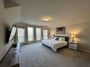 Master Bedroom | King bed | Sleeps 2 | ensuite bathroom 