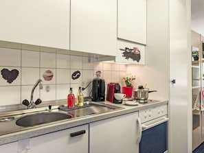 Kitchen Appliance, Kitchen, Major Appliance, Interior Design, Countertop, Room, Cabinetry, Flooring, Home Appliance, Kitchen Stove
