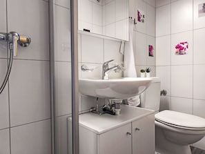 Bathroom Sink, Bathroom, Plumbing Fixture, Sink, Interior Design, Toilet, Tap, Toilet Seat, Flooring, Plumbing