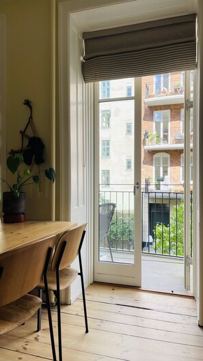 Balcony / Terrace / Patio, Building Exterior, Living Room