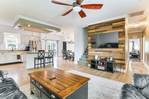 Living Room | Smart TV | Free WiFi | Single-Story Home