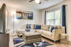 Living Room | Flat-Screen TV | Central Heating & A/C | Free WiFi