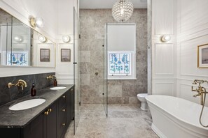 Main bathroom in Spanish marble