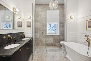 Main bathroom in Spanish marble